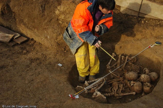 Vue d'une s&eacute;pulture collective&nbsp;en cours&nbsp;de fouille sur le site de Br&eacute;viandes (Aube), dat&eacute;e de la fin du Neolithique et pr&eacute;sent&eacute;e lors d'une journ&eacute;e de visite de presse le 7 d&eacute;cembre 2006. 