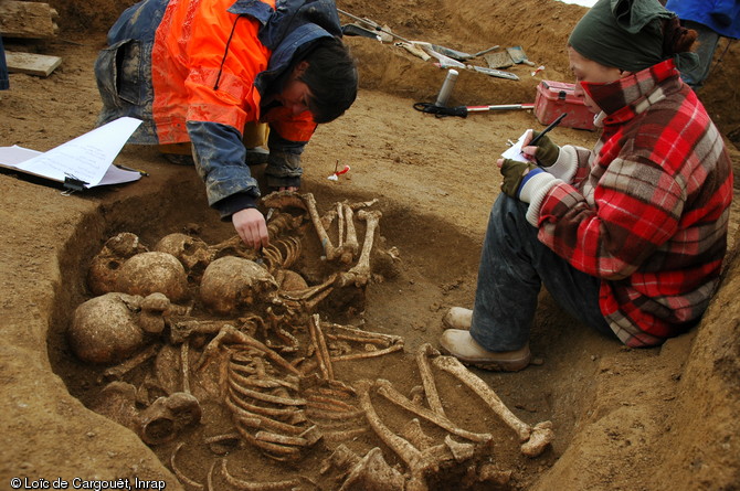 Observations, enregistrement et relev&eacute; de la s&eacute;pulture collective de la fin du N&eacute;olithique d&eacute;couverte sur le site de Br&eacute;viandes (Aube) et pr&eacute;sent&eacute;e lors d'une journ&eacute;e de visite de presse le 7 d&eacute;cembre 2006. 