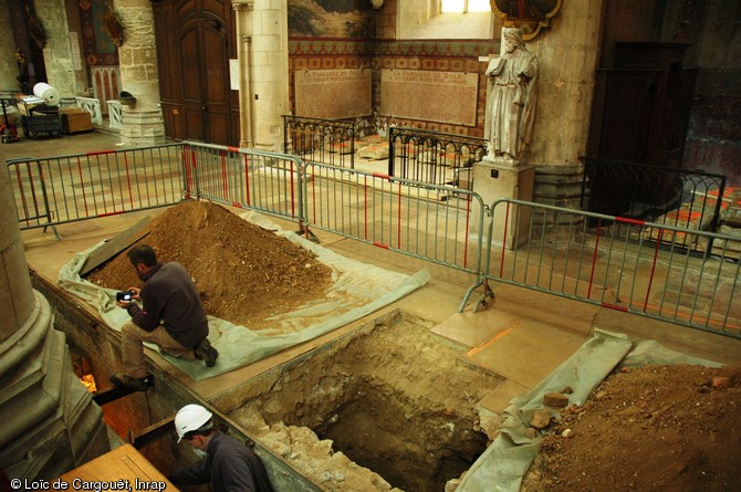 Une tranch&eacute;e de diagnostic dans le sol de la coll&eacute;giale de Dole (Jura) en 2006.