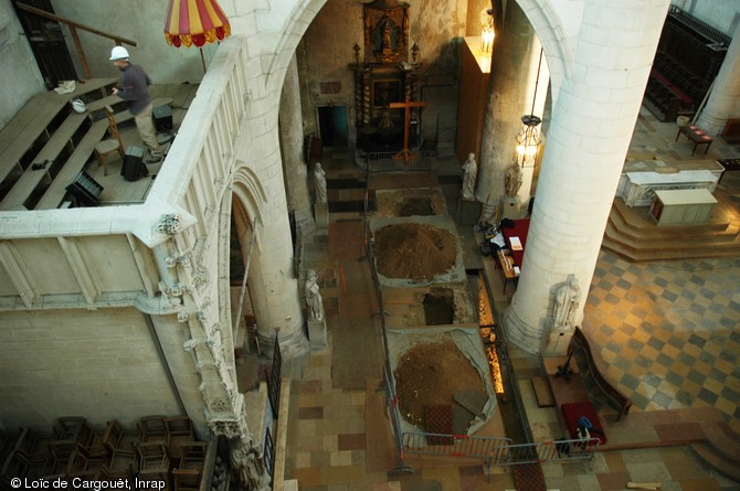 Vue g&eacute;n&eacute;rale d'une tranch&eacute;e de diagnostic dans le sol de la coll&eacute;giale de Dole (Jura) en 2006.