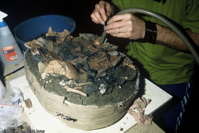 Dépôt cinéraire du IIe s. de notre ère appartenant à la nécropole mise au jour sur la commune d'Epping (Moselle) en 1999.  Le dépôt a été prélevé afin de de mener une fouille fine en laboratoire à l'aide d'un système d'aspiration. 