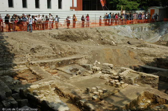   Visite du chantier de fouilles, ouvert à l'occasion de la construction d'un laboratoire de biologie du développement pour l'institut Curie (Paris), lors de la journée porte ouverte du 13 mai 2006 Les fouilles entreprises entre février et juin 2006 sur près de 450 m2 ont livré de précieuses informations sur la fondation de la Lutèce romaine, peut-être à l'origine un poste d'auxiliaires gaulois.    