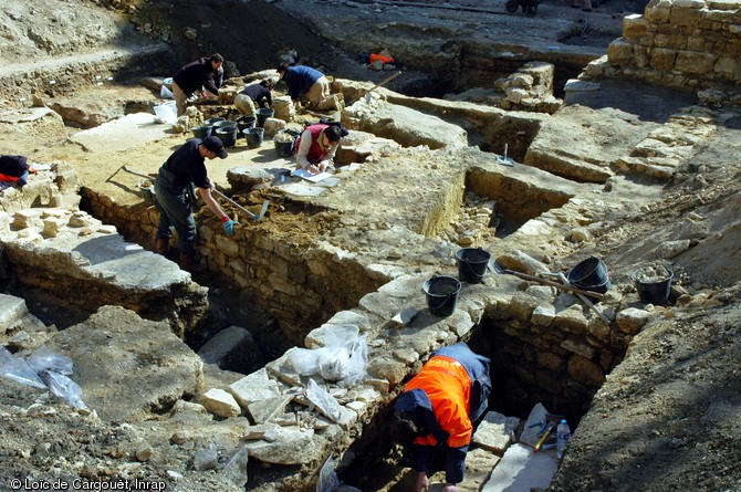 Fouilles des vestiges de demeures urbaines du Haut-Empire sur le site de l'Institut Curie à Paris, 2006.  L'habitat mis au jour s'inscrit dans une insula définie par des techniques issues du génie militaire (comme la réalisation de fossés en V par exemple). 