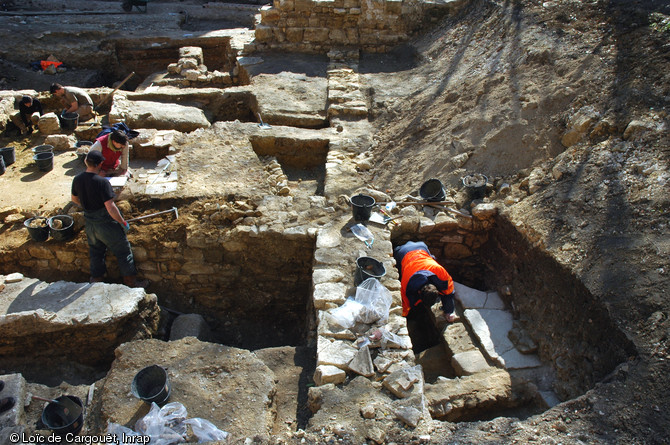 Fouille des différents dallages de l'hypocauste (système de chauffage par le sol) d'une maison urbaine du Haut-Empire, IIe s., Institut Curie, Paris, 2006.