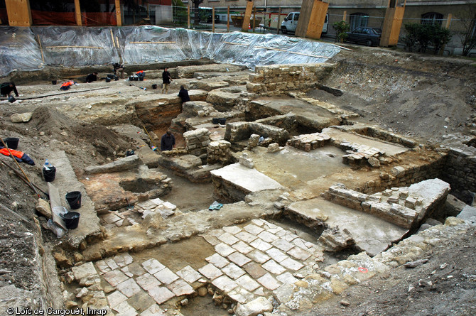 Vue générale de la fouille menée à l'Institut Curie, Paris, 2006.  Au premier plan on peut observer les vestiges de la partie thermale d'une demeure urbaine datée du IIe s. de notre ère.