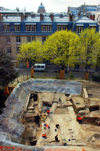 Vue générale de la fouille menée à l'Institut Curie à Paris, 2006.  Dans le cadre de la construction d’un laboratoire de biologie du développement, ce sont près de 450 m2 qui ont été fouillés, livrant des informations précieuses sur les origines de Lutèce. 