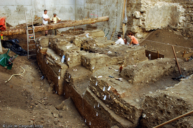 Vestiges d'un atelier de potier gallo-romain, fin IIe-d&eacute;but IIIe s. de notre &egrave;re, Paris, 2006.  Cet atelier a fonctionn&eacute; jusqu'au milieu du IIIe s. Cette d&eacute;couverte conforte la pr&eacute;sence d'une activit&eacute; de production c&eacute;ramique dans cette zone p&eacute;riph&eacute;rique de l'ouest de la ville antique, autour de la rue de Vaugirard et du jardin du Luxembourg. 