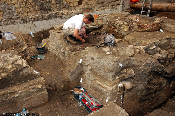 Atelier de potier gallo-romain en cours de fouille, fin IIe-d&eacute;but IIIe s. de notre &egrave;re, Paris, 2006.  L'atelier fonctionne jusqu'au milieu du IIIe s. : il s'inscrit dans une zone de la ville antique o&ugrave; de nombreuses traces d'activit&eacute;s artisanales ont &eacute;t&eacute; mises au jour ces derni&egrave;res ann&eacute;es. 