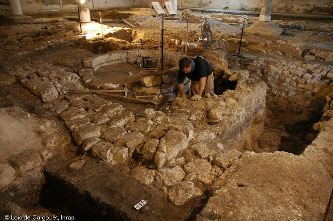 Sols antiques et fondations médiévales (murs et glacière) en cours de fouille sur le chantier de la rue de Pouilly à Reims en 2005.