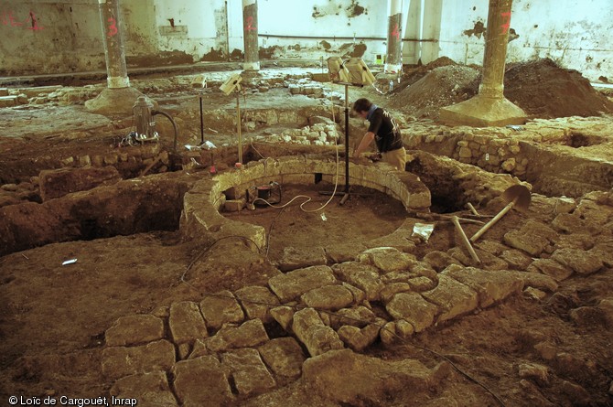 Sols antiques et fondations médiévales (murs et glacière) en cours de fouille sur le chantier de la rue de Pouilly à Reims en 2005.