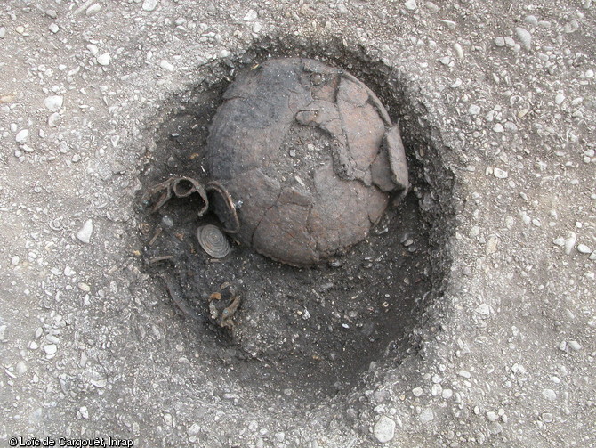 Vue d'une urne funéraire et de son mobilier en bronze appartenant à la nécropole  du Petit Moulin  à Migennes (Yonne) datée du Bronze final, 2004. 