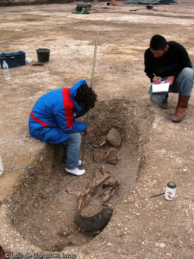 Relevé d'une sépulture à inhumation appartenant à la nécropole  du Petit Moulin  (Yonne) utilisée de la fin Bronze moyen au début du Bronze final, 2004.  La nécropole organisée en deux secteurs, est marquée par une diversité des pratiques funéraires avec des sépultures à incinération, d'autres à inhumation et des enclos circulaires.