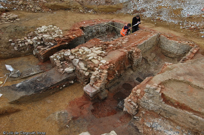 Relev&eacute; de deux fours de tuiliers, XVe-XVIe s., Auxon-Dessous (Doubs), 2007.  La tuilerie produisait des briques rectangulaires, des carreaux de pavage ou encore des tuiles plates &agrave; crochet et &agrave; perforations. 