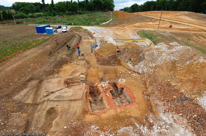 Vue g&eacute;n&eacute;rale de fours des XVe-XVIIe si&egrave;cles destin&eacute;s &agrave; la production de briques et de tuiles d&eacute;couverts &agrave; Auxon-Dessous dans le Doubs. Ils ont &eacute;t&eacute; abandonn&eacute;s au XVIIe si&egrave;cle (fouille Christophe Card, Inrap).
