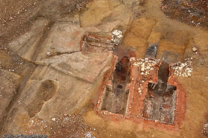 Vue g&eacute;n&eacute;rale de fours des XVe-XVIIe si&egrave;cles destin&eacute;s &agrave; la production de briques et de tuiles d&eacute;couverts &agrave; Auxon-Dessous dans le Doubs. Ils ont &eacute;t&eacute; abandonn&eacute;s au XVIIe si&egrave;cle (fouille Christophe Card, Inrap).