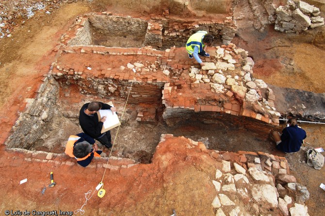 Vue g&eacute;n&eacute;rale de fours des XVe-XVIIe si&egrave;cles destin&eacute;s &agrave; la production de briques et de tuiles d&eacute;couverts &agrave; Auxon-Dessous dans le Doubs. Ils ont &eacute;t&eacute; abandonn&eacute;s au XVIIe si&egrave;cle (fouille Christophe Card, Inrap).