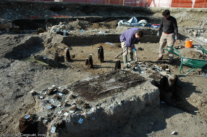 Vestiges de murs fond&eacute;s sur pieux et de porte en bois en position de r&eacute;emploi dat&eacute;s de l'&eacute;poque moderne sur le site du Campus &agrave; Troyes (Aube), avril 2006.