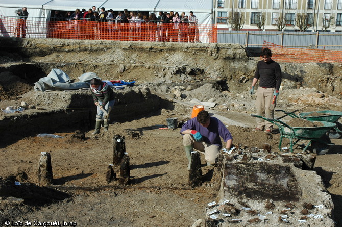 Vestiges de murs fond&eacute;s sur pieux et de porte en bois en position de r&eacute;emploi de l'&eacute;poque moderne situ&eacute;s au centre de l'&icirc;lot Cuchot &agrave; Troyes (Aube), avril 2006.