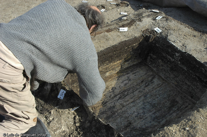 Fouille d'une cuve carr&eacute;e avec cuvelage en bois du XIXe s., probablement utilis&eacute;e pour  le travail de rivi&egrave;re  (lavage des peaux), sur l'&icirc;lot Cuchot &agrave; Troyes (Aube), avril 2006.