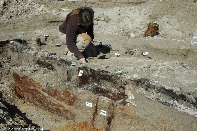 Fouille des am&eacute;nagements de berges du canal de Jaillard du XIXe s. sur le site du  Campus  &agrave; Troyes (Aube), avril 2006.  Le canal pr&eacute;sente un quai sud en pierre et un quai nord en bois. Sur la rive nord, une construction interpr&eacute;t&eacute;e comme un abattoir fonctionnant du XVe s. au XIXe s. a &eacute;t&eacute; mise au jour.