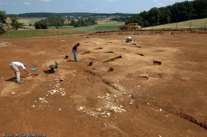 Vestiges d'un habitat gaulois en cours de fouille à Trémoins (Haute Saône) en juin 2007.  Sur les sites d'habitats gaulois, la majorité des structures archéologiques découvertes sont des structures en creux : trous de poteaux (armatures de bâtiments), silos, fours, etc... 