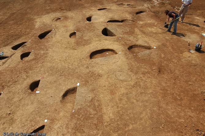 Vestiges d'un habitat gaulois en cours de fouille à Trémoins (Haute-Saône) en juin 2007.  Fouillés à moitié, ces trous de poteaux (qui constituaient l'armature des bâtiments) semblent ici appartenir à un bâtiment circulaire, organisé autour d'au moins deux poteaux centraux.   