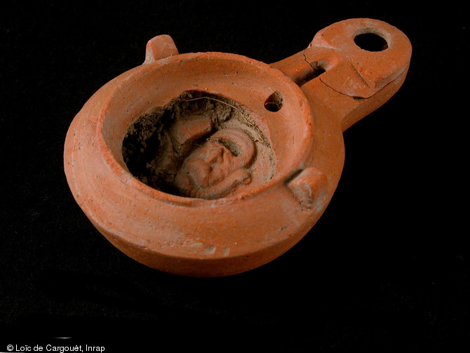 Lampe &agrave; huile en terre cuite de type Buchi IX c (lampe de firme).