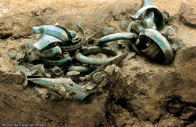 Les éléments de parure (bracelets principalement) en bronze du  Dépôt des Feuilly , XIe-Xe s. avant notre ère, Saint-Priest (Rhône), 2000.  Le dépôt contenait des armes, des outils et des éléments de parure. Sa fonction n'est pas déterminée : cachette, stockage, offrande ?  