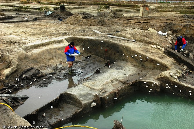 Relev&eacute; des am&eacute;nagements en bois du quai gaulois d&eacute;couvert &agrave; Chelles (Seine-et Marne), Ier s. avant notre &egrave;re, 2007.  Exceptionnellement bien conserv&eacute;, le quai est compos&eacute; d'un caisson constitu&eacute; d'une s&eacute;rie de poteaux en ch&ecirc;ne retenant des planches massives sur chant. D'une largeur d'environ 3 m, il a &eacute;t&eacute; remblay&eacute; avec de la terre et certainement dot&eacute; d'un plancher. 