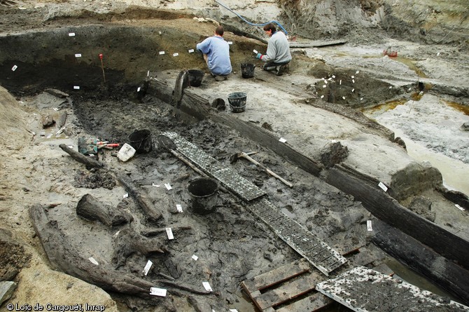 Fouille des am&eacute;nagements en bois du quai gaulois d&eacute;couvert &agrave; Chelles (Seine-et Marne), Ier s. avant notre &egrave;re, 2007.  Ces am&eacute;nagements sont &agrave; mettre en relation avec des b&acirc;timents d&eacute;couverts sur la berge : le site servait de lieu de chargement pour des barges &agrave; fond plat qui utilisaient la Marne comme voie de transport de marchandises. 