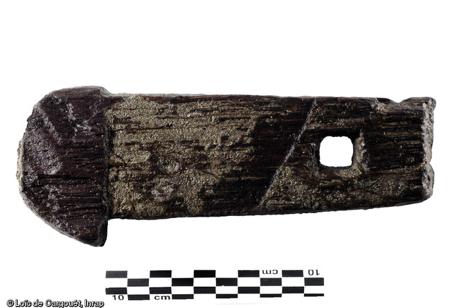 Cl&eacute; d'assemblage en ch&ecirc;ne dat&eacute;e du Ier si&egrave;cle de notre &egrave;re, Chelles (Seine-et Marne), 2007.  Cet &eacute;l&eacute;ment &eacute;claire les techniques de construction employ&eacute;es dans les premi&egrave;res d&eacute;cennies qui suivent la conqu&ecirc;te de la Gaule. Durant cette p&eacute;riode, le site reste dens&eacute;ment occup&eacute; en d&eacute;pit de l'envasement de la rivi&egrave;re qui entra&icirc;ne finalement l'abandon du quai. 