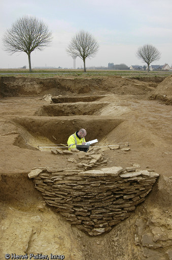 Fouille d'un passage sur un fossé gaulois à Creully (Calvados), 2005-2006.