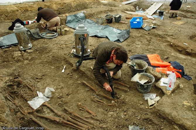 Fouille de la nécropole du parvis de la cathédrale de Reims (Marne), VIIe-Xe s., 2007.  Près de 135 individus ont été étudiés : ils ne représentent qu'une partie de ce vaste ensemble funéraire, totalement inédit puisque aucun document d'archives ne le mentionne. 