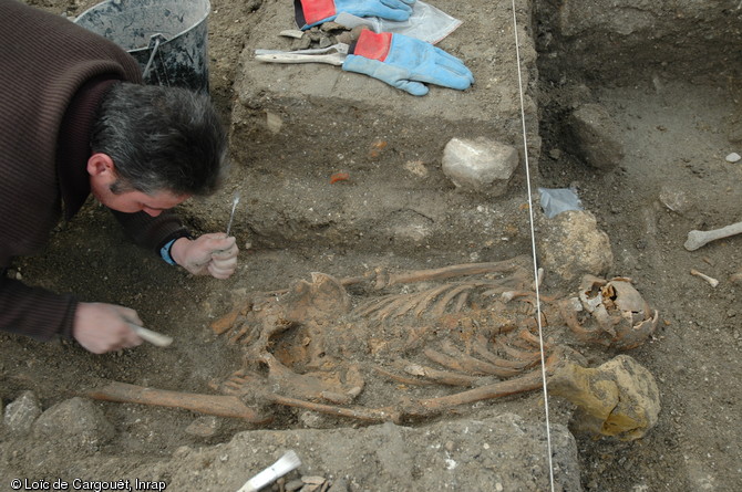 Fouille de la nécropole du parvis de la cathédrale de Reims (Marne), VIIe-Xe s., 2007.  Les caractéristiques d'anthropologie funéraire et biologique des squelettes du parvis, leur situation proche de l'Hôtel-Dieu, à une trentaine de mètres au nord, incite à penser que le cimetière avait pour fonction d'accueillir des sépultures réservées aux hospitaliers. 