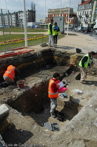 Tranchée de diagnostic effectuée près de la porte de Mars à Reims entre juillet 2007 et novembre 2008. L'opération a révélé un tronçon du cardo (axe nord-sud de la ville) passant sous l'arc principal et présentant un état ancien daté du courant du IIe s. de notre ère et un récent contemporain à l'aménagement de la porte de Mars.