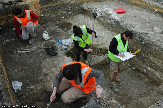 Fouille et enregistrement des vestiges apparus dans une tranchée de diagnostic réalisée près de la porte de Mars à Reims entre juillet 2007 et novembre 2008. Le diagnostic a révélé un tronçon du cardo (axe nord-sud de la ville) passant sous l'arc principal, un bâtiment paléochrétien et une partie d'un cimetière médiéval.