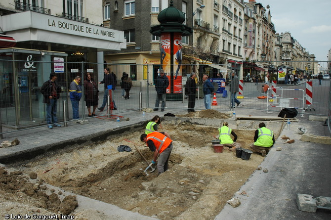 Fouille des fondations d'un arc gallo-romain et d'un égout des IIe et du IIIe s. de notre ère mis au jour lors d'un diagnostic réalisé sur la place Myron-Herrick (Reims) entre juillet 2007 et novembre 2008. Sous L'arc matérialisant le passage du decumanus (la voie est-ouest de la ville romaine) passait l'égout voûté.