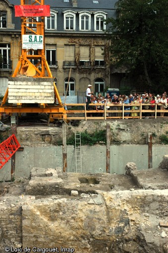 Visite du chantier Saint-Symphorien à Reims par le public lors des Journées européennes du patrimoine du 16 septembre 2006.