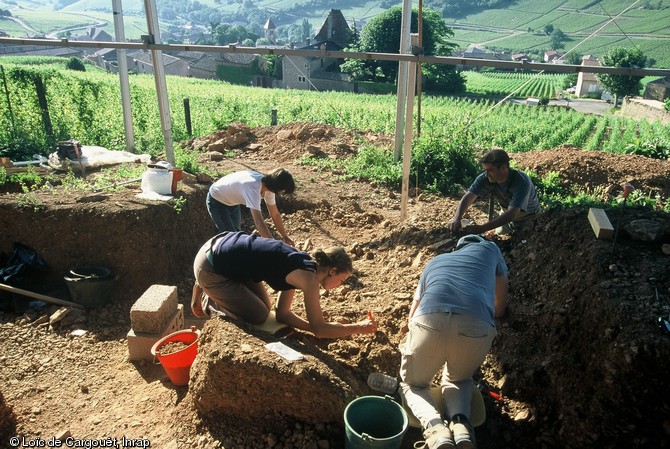 Fouille du niveau aurignacien au Crot des Charniers à Solutré-Pouilly (Saône-et-Loire), 2004.