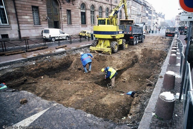 Diagnostic archéologique à l'intersection de la rue Mésange et de la place Broglie à Strasbourg (Bas-Rhin), 1999.  Cette opération a révélé une maison en terre et bois enfouie à 2,50 m en moyenne sous la chaussée actuelle. La construction, dont les éléments en bois étaient très bien préservés par le milieu tourbeux, était implantée sur une parcelle longitudinale perpendiculairement à l’axe de la voirie. 