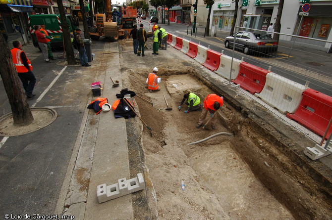 Sondage-évaluation de l'emprise au sol du tramway rue de Laon à Reims (Marne), 2007-2008.  De juillet 2007 à novembre 2008, une trentaine d'archéologues sont intervenus sur plusieurs secteurs du tracé, sur des profondeurs allant de 50 cm à 5 m.