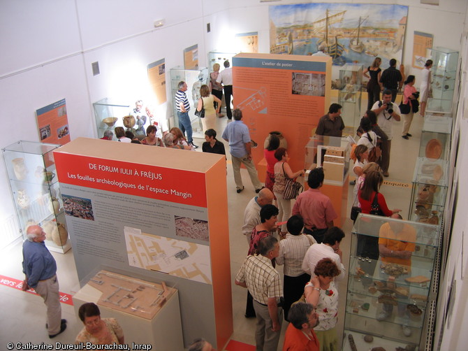   Inauguration de l'exposition  De forum Iulii &agrave; Fr&eacute;jus, les fouilles arch&eacute;ologiques de l'espace Mangin , Fr&eacute;jus, juin-septembre 2006.  