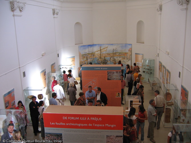   Inauguration de l'exposition  De forum Iulii &agrave; Fr&eacute;jus, les fouilles arch&eacute;ologiques de l'espace Mangin , Fr&eacute;jus, juin-septembre 2006.  