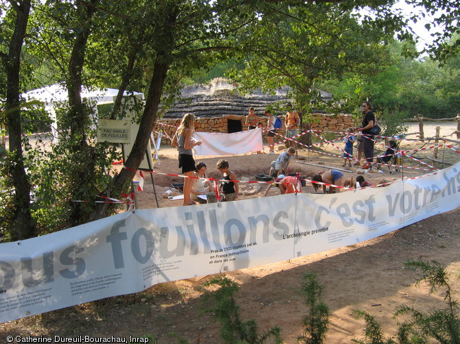 Initiation d'enfants à la fouille sur un fac similé de site archéologique, Journées de la Préhistoire, Quinson (Alpes de Haute Provence), 21-22 juillet 2007.