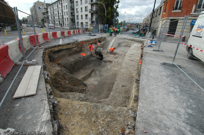 Une des nombreuses ouvertures pratiquées dans le sous-sol rémois sur le tracé du tramway à Reims (Marne), place de la République, 2007-2008.  Les différentes opérations archéologiques menées à Reims à l'occasion de la construction du tramway ont permis de fouiller l'équivalent de 2 ha du centre ancien. 