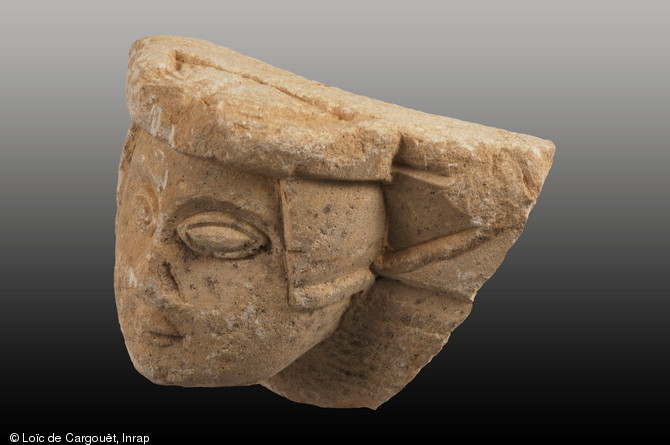 Mortier en calcaire avec t&ecirc;te humaine vue de trois-quart, retrouv&eacute; &agrave; Auxerre (Yonne) en 2003 dans le comblement d'un escalier menant &agrave; une galerie d'extraction de calcaire, sans doute r&eacute;utilis&eacute;e en cave pour un prieur&eacute;. La datation propos&eacute;e oscille entre la fin du XIIIe et le d&eacute;but du XIVe si&egrave;cle.