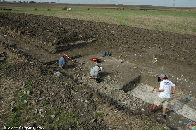 Structures archéologiques mises au jour dans une tranchée de diagnostic réalisée en 2006 sur la commune des Ecrennes (Seine-et-Marne) préalablement à la construction de l'autoroute A.19 reliant Artenay à Courtenay. 