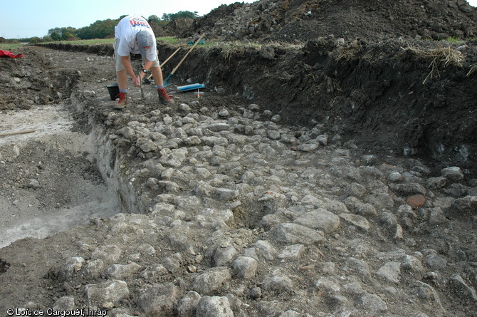 Structures archéologiques mises au jour dans une tranchée de diagnostic réalisée en 2006 sur la commune des Ecrennes (Seine-et-Marne) préalablement à la construction de l'autoroute A.19 reliant Artenay à Courtenay. 