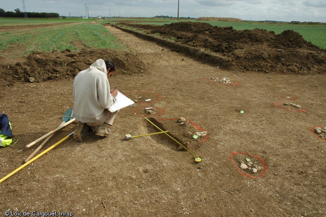 Relevé d'une fosse mise au jour lors d'un diagnostic effectué en 2006 sur la commune de Beaune-la-Rolande (Loiret) préalablement à la construction de l'autoroute A19 reliant Artenay à Courtenay.