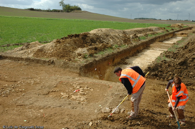 Nettoyage des vestiges d'un petit b&acirc;timent gallo-romain mis au jour dans une tranch&eacute;e de diagnostic.